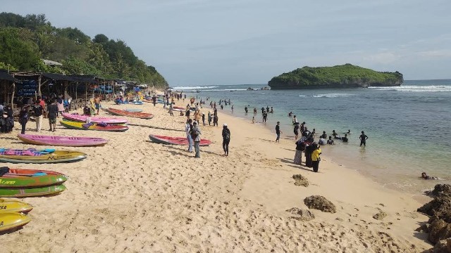 Berwisata ke Pantai Sadranan